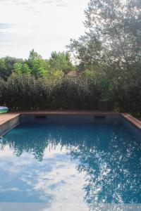 A piscina localizada em Maison Balaguera ou nos arredores