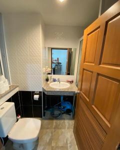 un baño con inodoro y lavabo en Beach 7 Condo, Pattaya, en Jomtien Beach
