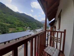 balcón con vistas a la montaña en Apartamento en Pirineos, en Bielsa