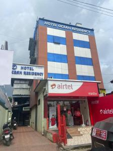 un edificio con un hotel con un cartel en Hotel Ocean Residency, en Bombay