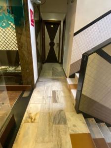 pusty korytarz z drzwiami i podłogą wyłożoną kafelkami w obiekcie Hotel Ocean Residency w Bombaju
