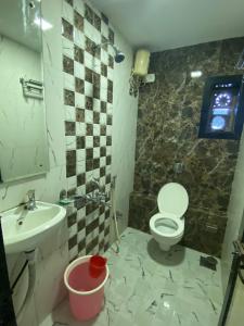 łazienka z toaletą i umywalką w obiekcie Hotel Ocean Residency w Bombaju