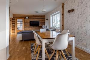 Relax Interior Stylish House in Rakvere في راكفيري: غرفة طعام وغرفة معيشة مع طاولة وكراسي