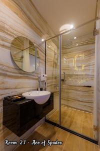 Galaxy Hotel 2 في مدينة هوشي منه: حمام مع حوض ومرآة