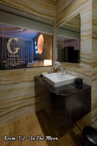 ein Bad mit einem Waschbecken und einem Spiegel in der Unterkunft Galaxy Hotel 2 in Ho-Chi-Minh-Stadt
