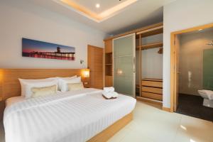 Postel nebo postele na pokoji v ubytování Grand Gala Villa + 37 fotografií