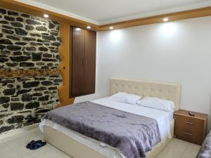Säng eller sängar i ett rum på Guesthouse Alvi