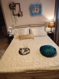 Tempat tidur dalam kamar di Mon Repos Paleopolis Cosy Apartment