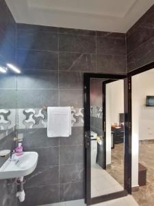 a bathroom with a sink and a toilet at RÉSIDENCE HÔTELIÈRE KAWEROU in Ouagadougou