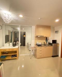 ジョムティエンビーチにあるTrio Gems Condo Pattaya, Thailandのシンクと冷蔵庫付きのキッチン +14枚の写真