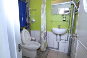 uma casa de banho com um WC e um lavatório em 雅舍公寓 em Tainan