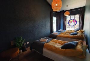 Postelja oz. postelje v sobi nastanitve The Bank Sleeping Guesthouse