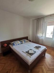 Säng eller sängar i ett rum på Apartmani Škarić