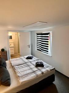1 dormitorio con 1 cama grande y ventana en Gästezimmer Teltow, en Teltow