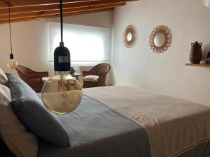 - une chambre avec un grand lit baigné de lumière naturelle dans l'établissement Acogedora casa en Rinlo, en la villa de Ribadeo, à Ribadeo