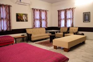 salon z kanapą, krzesłami i stołem w obiekcie Shivir Aranya - Wilderness Resort w mieście Alwar