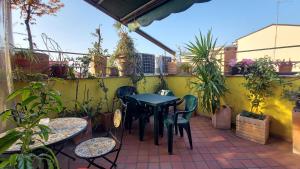 un patio al aire libre con mesas, sillas y plantas en Marconi Rooms and Apartments, en Verona