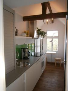 eine Küche mit einer Spüle und einer Arbeitsplatte in der Unterkunft Ferienwohnung Lindenstraße in Hasselfelde