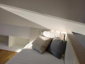 uma cama com duas almofadas num quarto em Ferienwohnung Lindenstraße em Hasselfelde