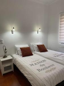 sypialnia z łóżkiem z białą narzutą z wyrazami szczęśliwej rocznicy w obiekcie Apartman Indy Bascarsija w Sarajewie