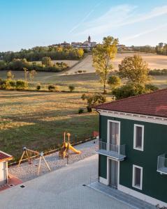 een luchtzicht op een huis met een speeltuin bij B & Bike di Ristorante Italia in Mombello Monferrato