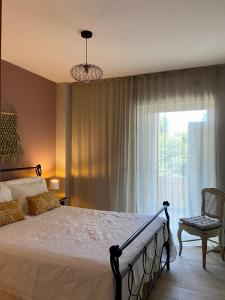 Un dormitorio con una cama grande y una ventana en Cozy flat elix, en Lefkandi Chalkidas