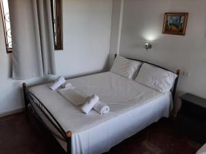 Postel nebo postele na pokoji v ubytování Apartment in Mpenitses with Sea Views & Pool