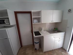 Kuchyň nebo kuchyňský kout v ubytování Apartment in Mpenitses with Sea Views & Pool