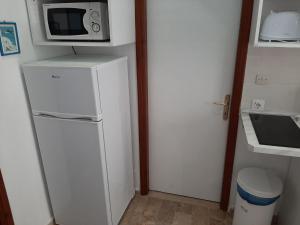 Kuchyň nebo kuchyňský kout v ubytování Apartment in Mpenitses with Sea Views & Pool
