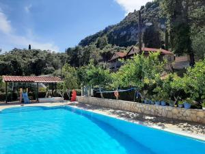 Bazén v ubytování Apartment in Mpenitses with Sea Views & Pool nebo v jeho okolí