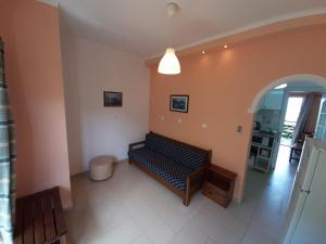 Χώρος καθιστικού στο Apartment in Mpenitses near Beaches & Pool