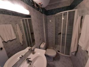 Ένα μπάνιο στο Apartment in Mpenitses near Beaches & Pool