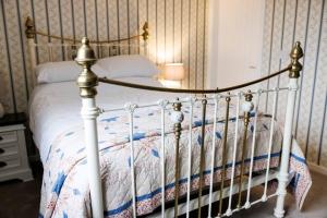 Кровать или кровати в номере Suir Valley Cottage.
