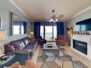 un salon avec un canapé et une cheminée dans l'établissement Regency Isle #512, à Orange Beach