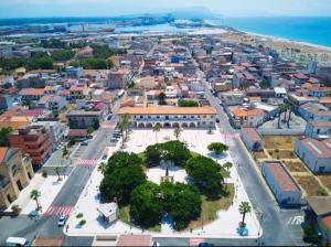 eine Luftansicht einer Stadt mit Meerblick in der Unterkunft A Casa di Adele in San Ferdinando