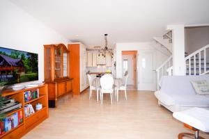 ein Wohnzimmer mit einem weißen Sofa und einem Tisch in der Unterkunft Haus Atlantic Whg "Ferijentied" in Grömitz