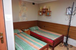 Habitación pequeña con 2 camas. en Noclegi u Ani en Opatów