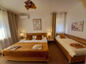 Postel nebo postele na pokoji v ubytování Studio Apartmani “Jarnečić”