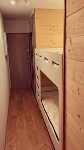 een tiny house met een bed in een kamer bij LeChalet N22 Au pied des pistes in Saint-Lary-Soulan