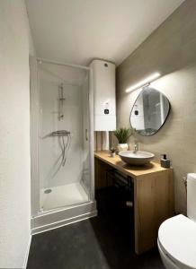 een badkamer met een douche en een wastafel bij LeChalet N22 Au pied des pistes in Saint-Lary-Soulan