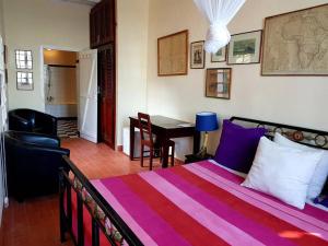 Giường trong phòng chung tại Chez Olivier - Île de Gorée