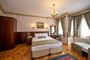1 Schlafzimmer mit 2 Betten und einem Kronleuchter in der Unterkunft Osmanhan Hotel in Istanbul