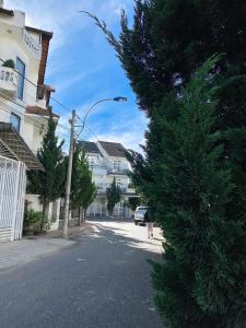 een persoon die door een straat loopt naast een kerstboom bij Tuan Long Da Lat Hostel in Da Lat