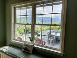 ventana con vistas a una terraza con mesa en Peace of Paradise home, en Townsend