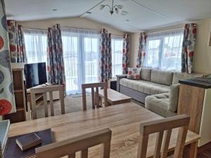 Gallery image of Rosefinch sleeps 2 persons-private hot tub-Tranquil holiday away from it all yet not far from St Austell- The Holiday Home has one bedroom, living and dining area, equipped kitchen-decking-outdoor furniture-fishing lakes-non pet unit in St Austell