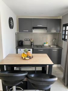 Kuchyň nebo kuchyňský kout v ubytování BUNGALOW LE COROSSOL