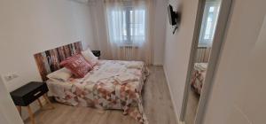 ein kleines Schlafzimmer mit einem Bett in einem Zimmer in der Unterkunft Villa Toston City in Salamanca