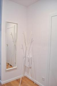 um espelho num quarto com dois moinhos de vento em Apartament Relaks Gąsiorowskich em Poznań