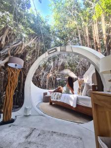 una camera con letto circolare di fronte a una foresta di Bubble Lodge Ile aux Cerfs Island a Ile aux Cerfs