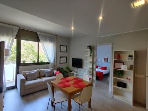 Televízia a/alebo spoločenská miestnosť v ubytovaní Fira Plaza España apartment